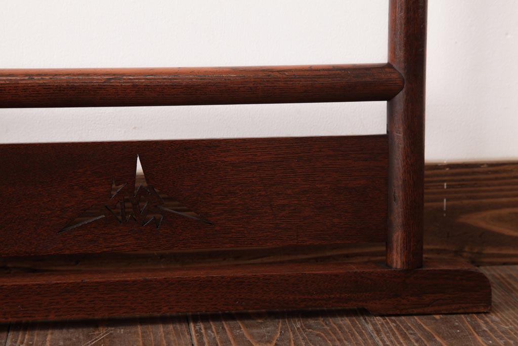 アンティーク家具　和風インテリア　エンジュ材　折り鶴の透かし彫りが魅力的な二つ折り衣桁(着物掛け、ハンガーラック)