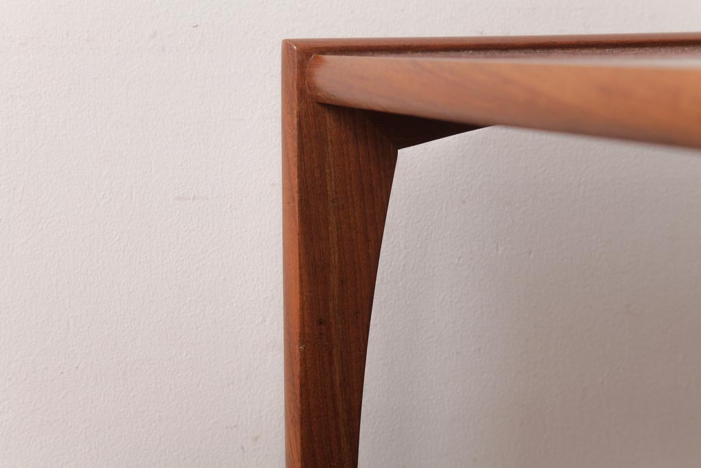ヴィンテージ家具　北欧ビンテージ　モダンなデザインのネストテーブル(サイドテーブル、カフェテーブル)