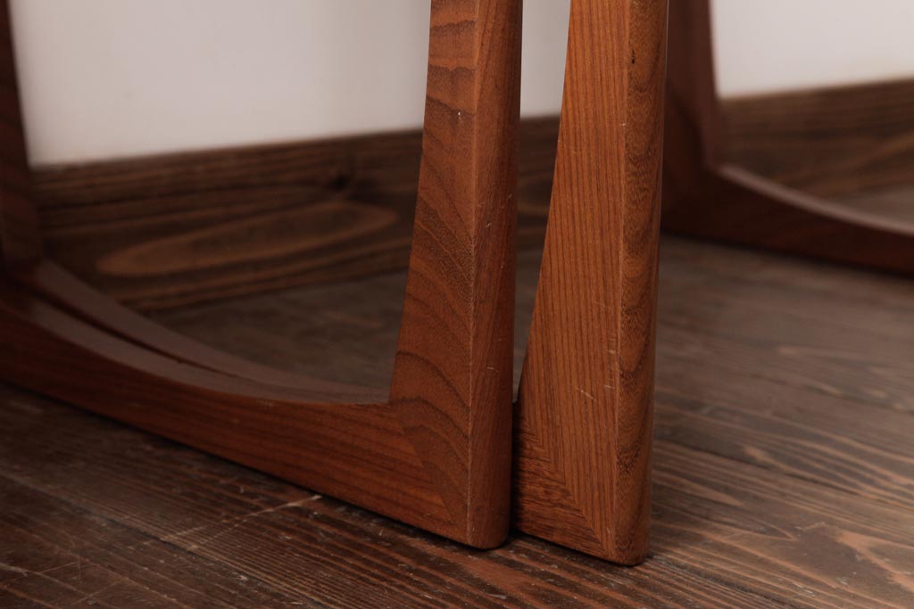 ヴィンテージ家具　北欧ビンテージ　モダンなデザインのネストテーブル(サイドテーブル、カフェテーブル)