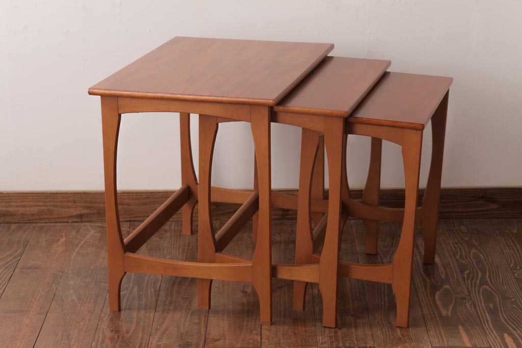 ヴィンテージ家具　北欧ビンテージ　脚のデザインがおしゃれなネストテーブル(サイドテーブル、カフェテーブル)