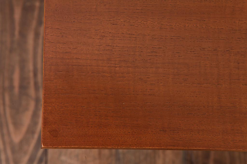 ヴィンテージ家具　北欧ビンテージ　脚のデザインがおしゃれなネストテーブル(サイドテーブル、カフェテーブル)