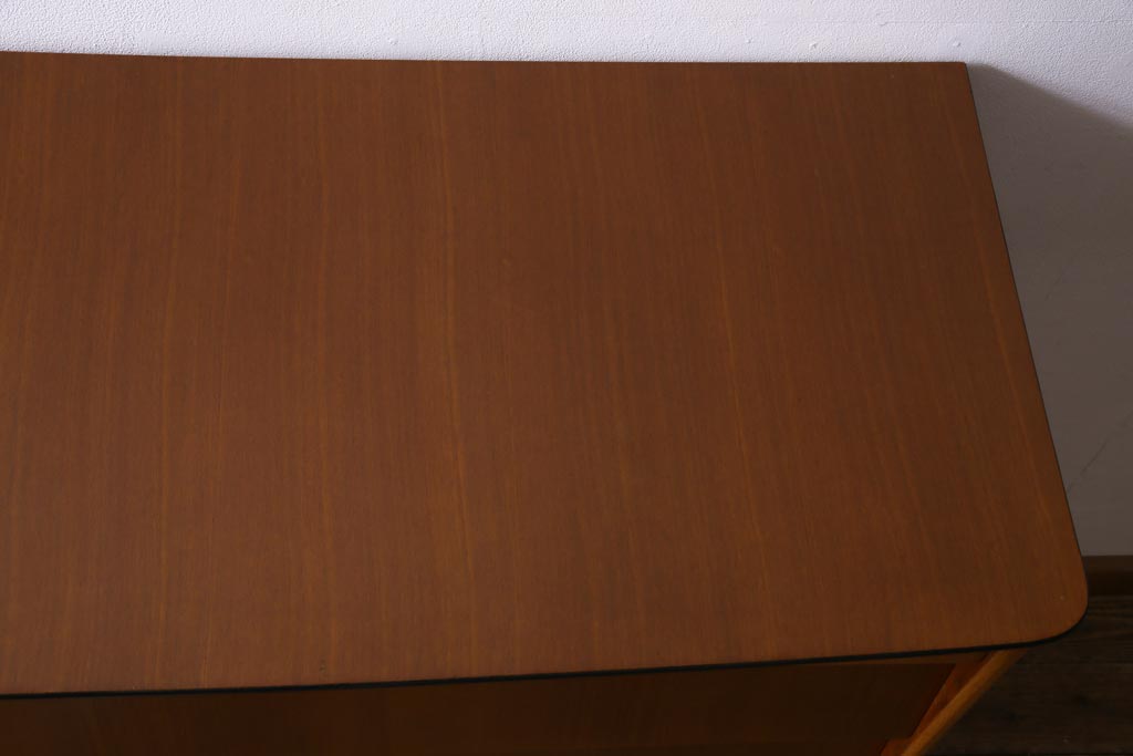 ビンテージ家具　北欧ヴィンテージ　チーク材　シンプルモダンな脚付きチェスト(引き出し)