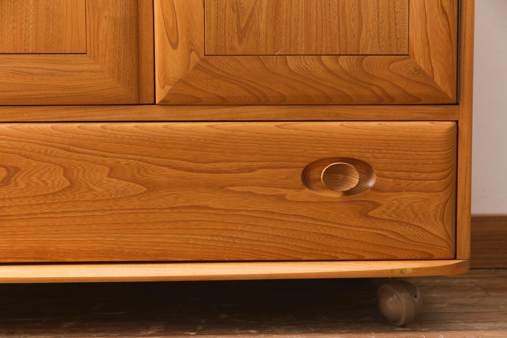 ヴィンテージ家具　イギリス家具　ERCOL(アーコール)　柔らかな雰囲気を醸し出す北欧スタイルのキャビネット(収納棚、サイドボード、戸棚、ビンテージ)(R-036539)