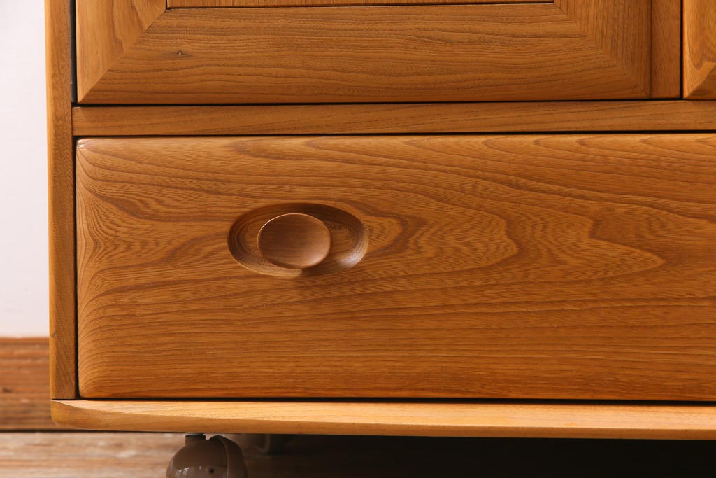 ヴィンテージ家具　イギリス家具　ERCOL(アーコール)　柔らかな雰囲気を醸し出す北欧スタイルのキャビネット(収納棚、サイドボード、戸棚、ビンテージ)(R-036539)