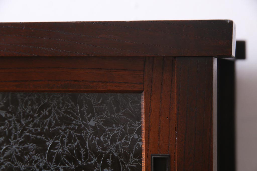 アンティーク家具　前面ケヤキ材　結霜ガラス入り　和製アンティークの脚付きキャビネット(戸棚、収納棚)