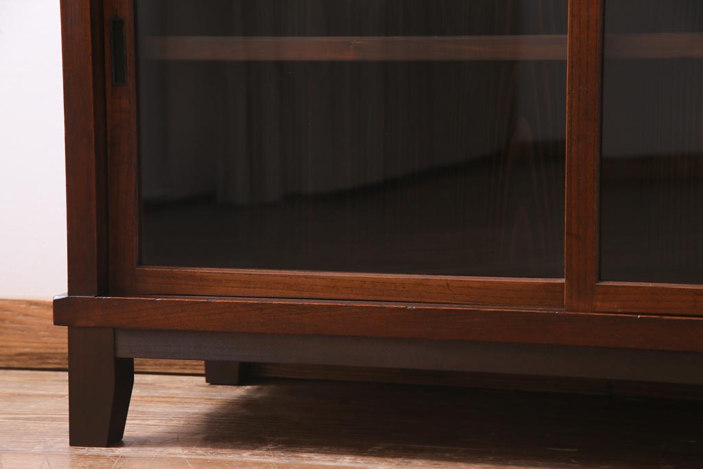 アンティーク家具　前面ケヤキ材　結霜ガラス入り　和製アンティークの脚付きキャビネット(戸棚、収納棚)