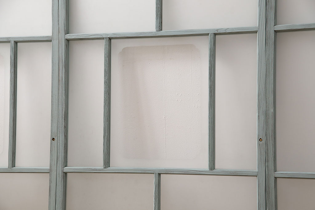 【セミオーダー家具実例】昭和初期のガラス戸3枚に高品質リペアを施しました。ご要望のサイズにリサイズし、使いやすい位置に引き手と鍵を取り付け。バターミルクペイントの水色で、フレンチカントリーな仕上がりに!!(引き戸、建具)