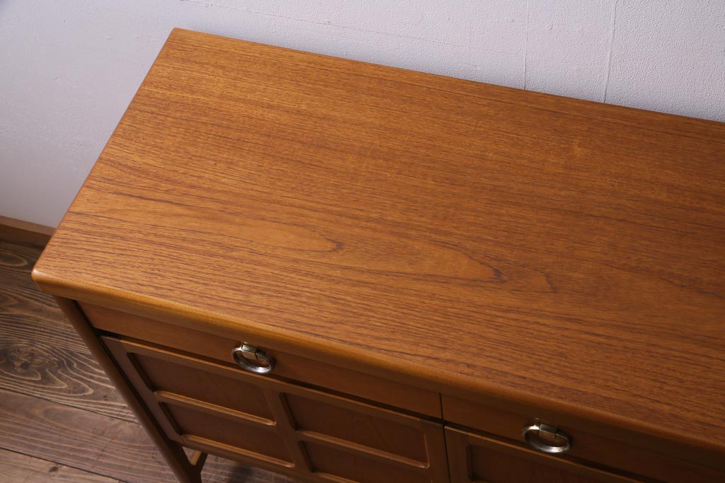 ヴィンテージ家具　北欧家具　チーク材　モダンなデザインがお洒落なサイドボード(収納棚、ビンテージ)