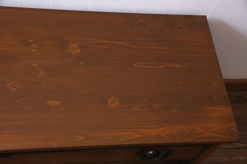 アンティーク家具　和製アンティーク　天板リメイク　桃の取っ手の箪笥ローチェスト(ローボード、テレビ台、タンス)(R-036557)