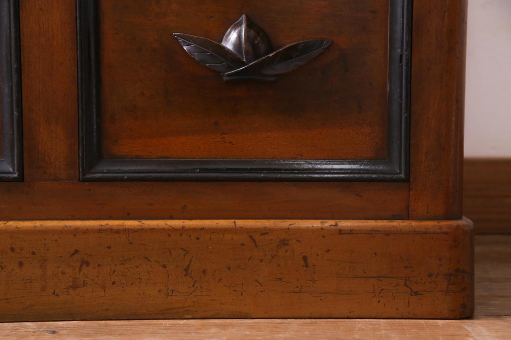アンティーク家具　和製アンティーク　天板リメイク　桃の取っ手の箪笥ローチェスト(ローボード、テレビ台、タンス)(R-036557)
