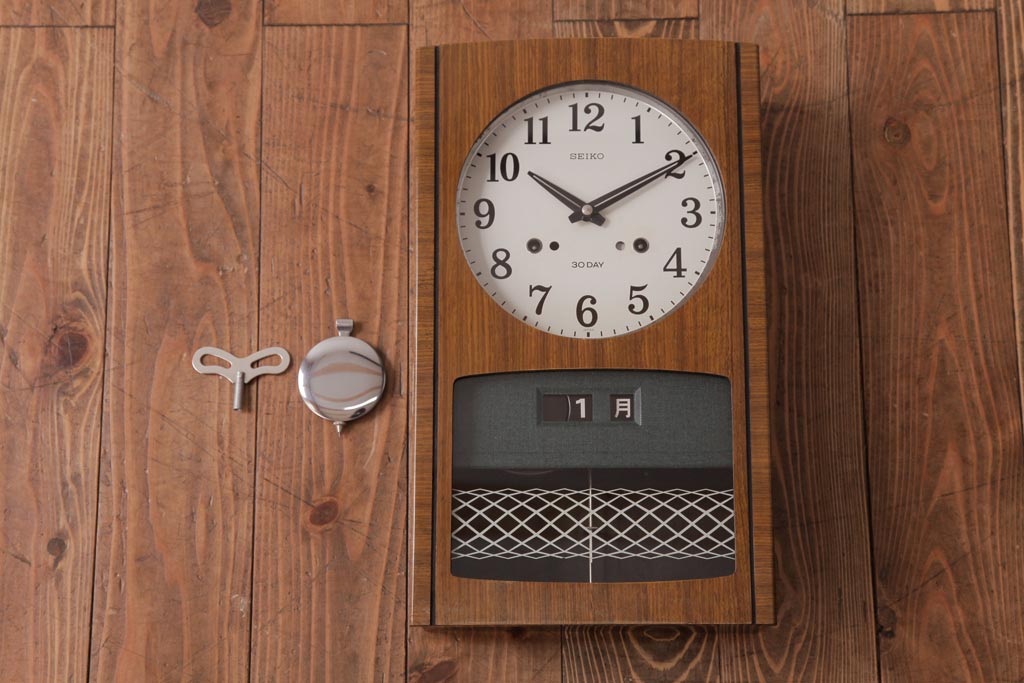 アンティーク雑貨　昭和レトロ　SEIKO(セイコー)　カレンダー付き　手巻き式　30DAY　レトロな色合いの掛時計(柱時計、振り子時計)(R-036559)