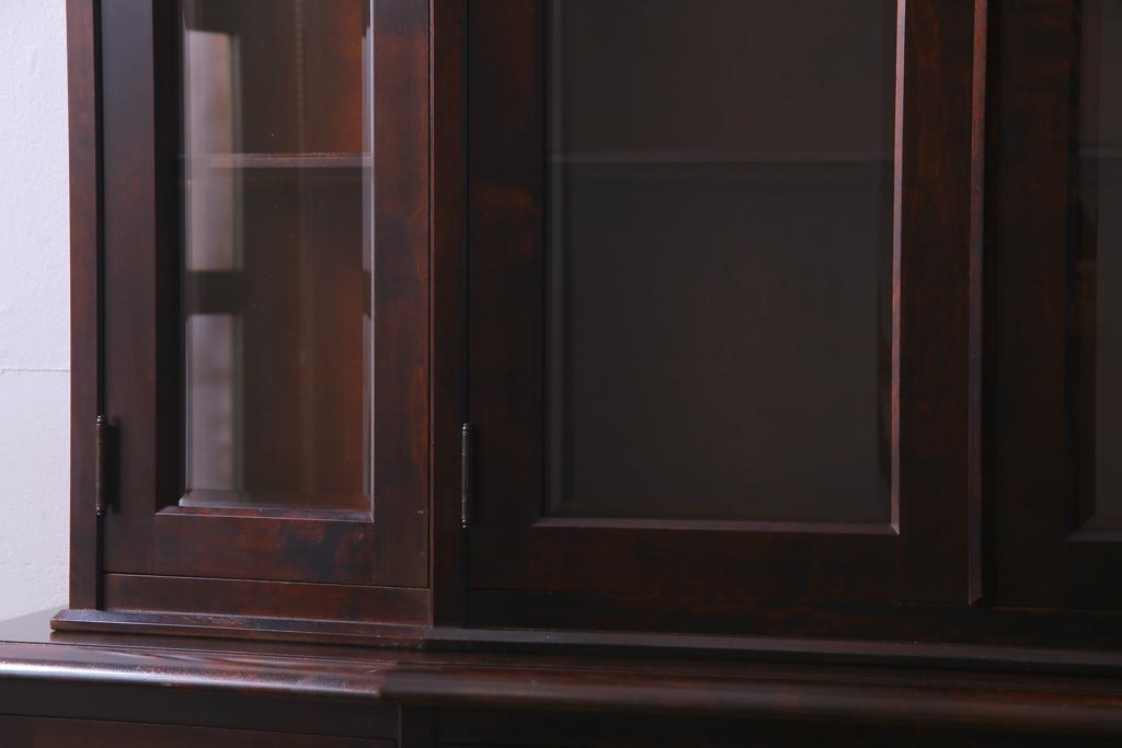 中古　北海道民芸家具　OM151　重厚感と気品漂う飾り棚(食器棚、キャビネット)(定価約79万円)(R-036561)