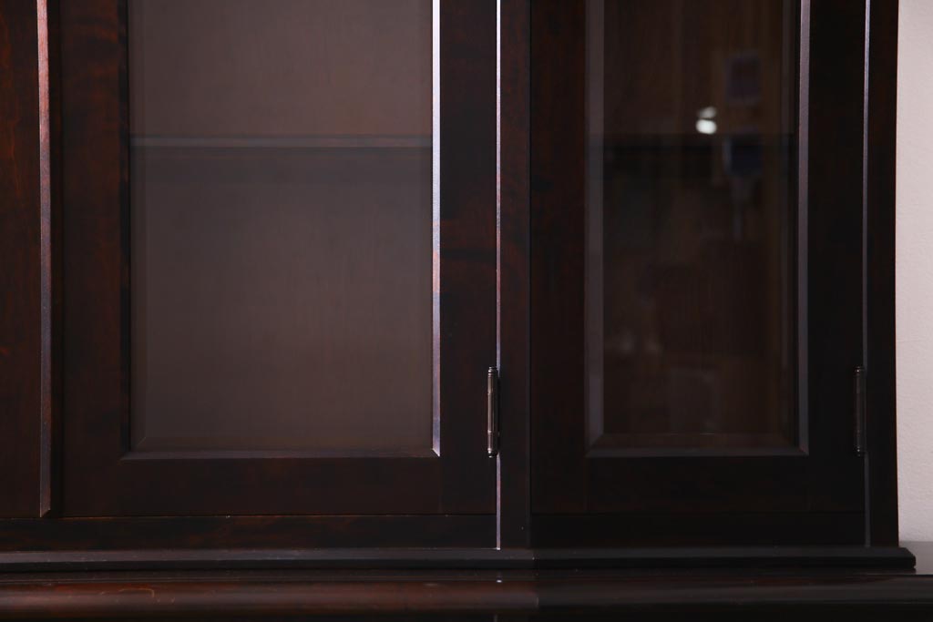 中古　北海道民芸家具　OM151　重厚感と気品漂う飾り棚(食器棚、キャビネット)(定価約79万円)(R-036561)