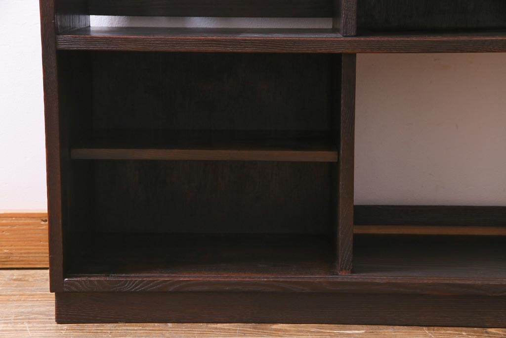 ヴィンテージ家具　和製ビンテージ　栗材　浮造り　互い違いの棚が目を引く茶棚(飾り棚)