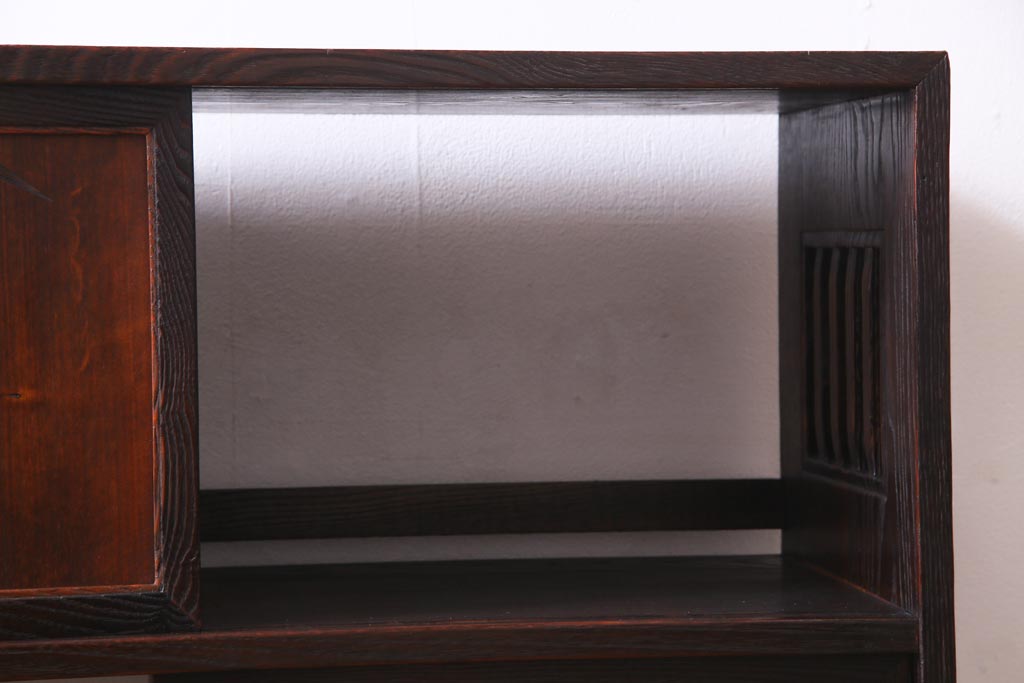 ヴィンテージ家具　和製ビンテージ　栗材　浮造り　互い違いの棚が目を引く茶棚(飾り棚)