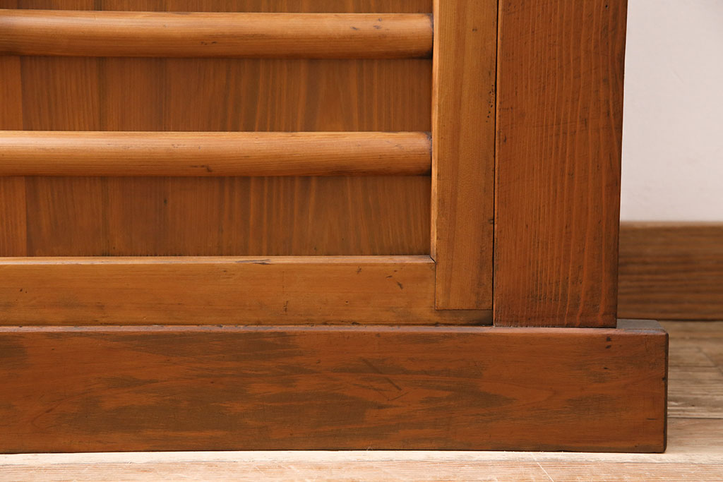 和製アンティーク　明るい木色と横桟が上品な雰囲気を醸し出す四尺京水屋収納棚(4尺水屋箪笥、リビングボード、キャビネット)(R-036576)