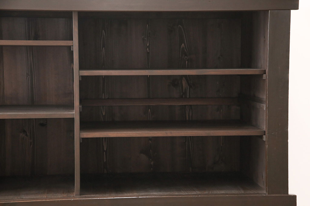 【セミオーダー家具実例】明治期の九尺収納箪笥に高品質リペアを施しました。ご希望箇所に棚板を設置し、補強の為天板上段の底板裏に木材を取り付け。建具の板を外してクリアガラスへ差し替え、着色は現状の色味、雰囲気を活かして仕上げました。(水屋箪笥、食器棚、収納棚、戸棚、キャビネット)