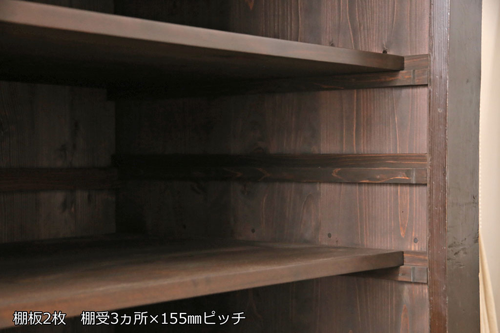 【セミオーダー家具実例】明治期の九尺収納箪笥に高品質リペアを施しました。ご希望箇所に棚板を設置し、補強の為天板上段の底板裏に木材を取り付け。建具の板を外してクリアガラスへ差し替え、着色は現状の色味、雰囲気を活かして仕上げました。(水屋箪笥、食器棚、収納棚、戸棚、キャビネット)