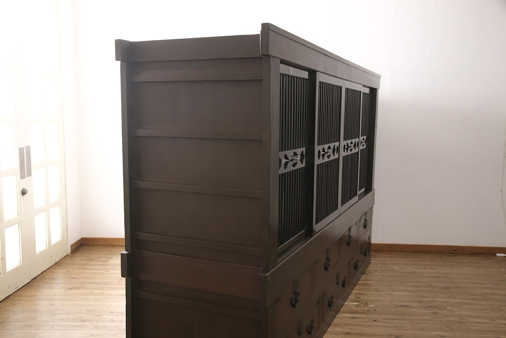 【セミオーダー家具実例】明治期の九尺収納箪笥に高品質リペアを施しました。ご希望箇所に棚板を設置し、補強の為天板上段の底板裏に木材を取り付け。建具の板を外してクリアガラスへ差し替え、着色は現状の色味、雰囲気を活かして仕上げました。(水屋箪笥、食器棚、収納棚、戸棚、キャビネット)