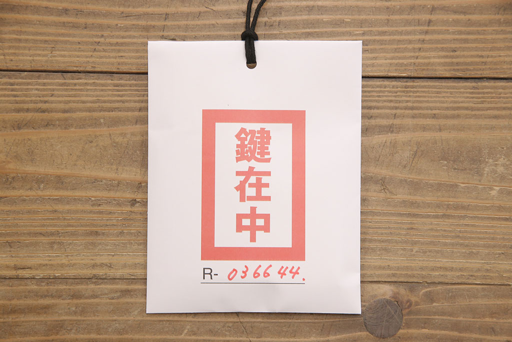 【セミオーダー家具実例】明治期の九尺収納箪笥に高品質リペアを施しました。ご希望箇所に棚板を設置し、補強の為天板上段の底板裏に木材を取り付け。建具の板を外してクリアガラスへ差し替え、着色は現状の色味、雰囲気を活かして仕上げました。(水屋箪笥、食器棚、収納棚、戸棚、キャビネット)