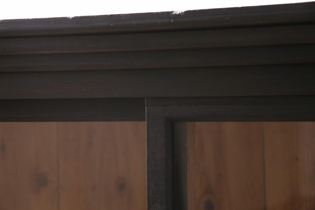 アンティーク家具　大正昭和初期　ストリップド(剥離)　塗装がアクセントのガラス引き戸のサイドボード(飾り棚、陳列棚)(R-036705)