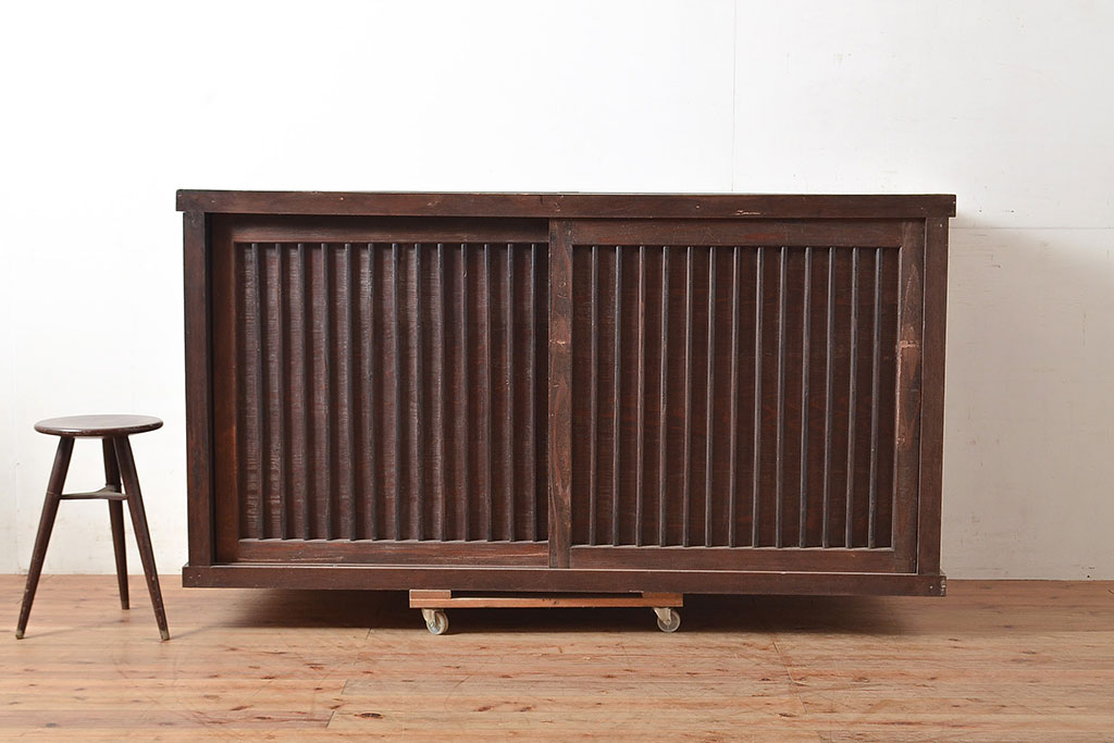 アンティーク家具　桟の引き戸が魅力の古い収納箪笥(サイドボード、テレビ台)(R-036710)