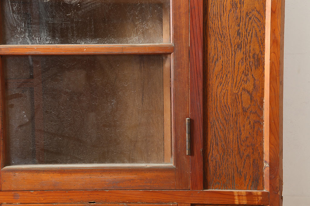 レトロ家具　昭和中期　ガラス扉と木製扉付きのコーナーキャビネット(収納棚、戸棚)(R-036720)