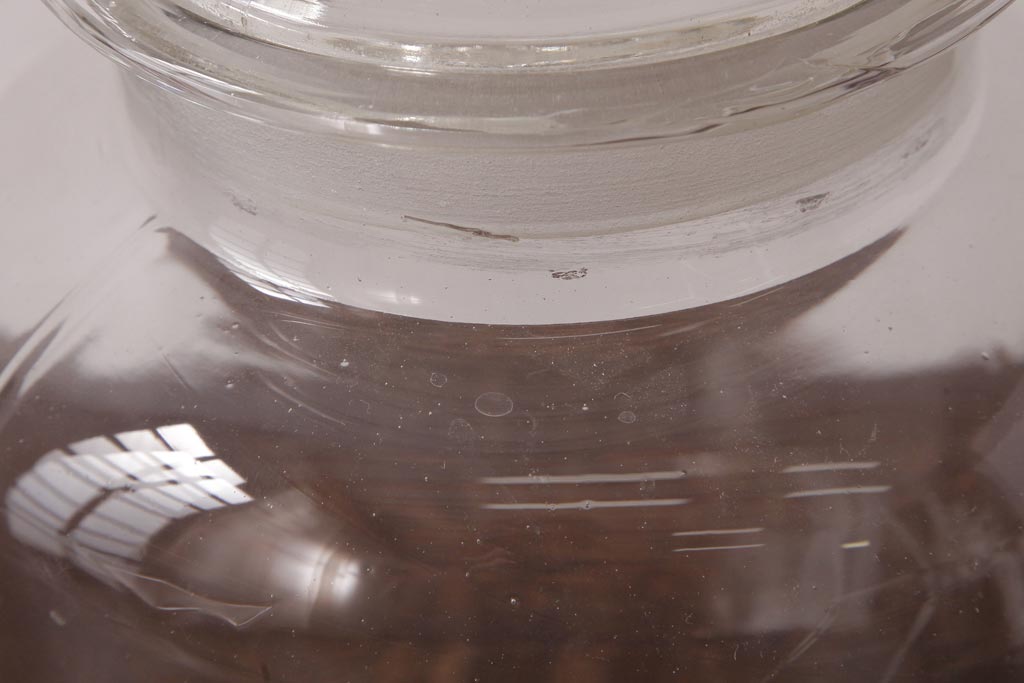 レトロ雑貨　昭和レトロ　蓋のエンボスが印象的な蓋付きガラスビン(ガラス瓶、硝子瓶)(R-036737)