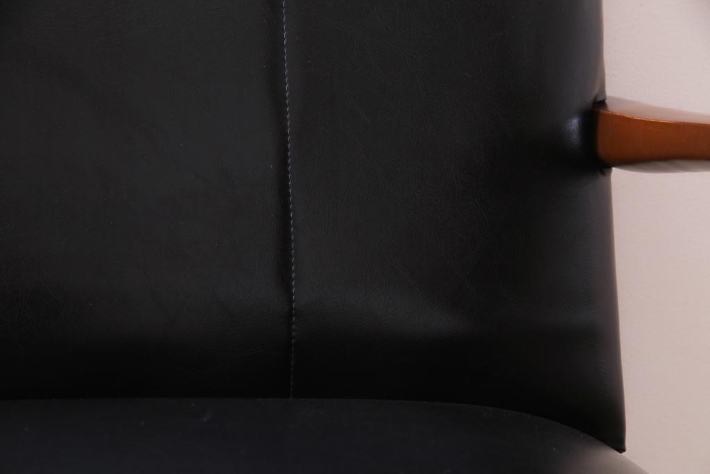 ヴィンテージ家具　日本製　当時物の黒いレザーが渋さ醸し出すソファ(2.5人掛けソファ、ビンテージ)