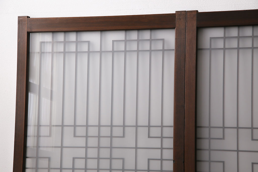 【セミオーダー家具実例】昭和中期の組子ガラス戸4枚を高品質リペア。ガラスは上下段共にすりガラスへ差し替え、V型の戸車を取り付けました。ご希望の濃い茶色へ着色し木目がよりくっきりと現れ、和の趣溢れる仕上がりに!(引き戸、建具)
