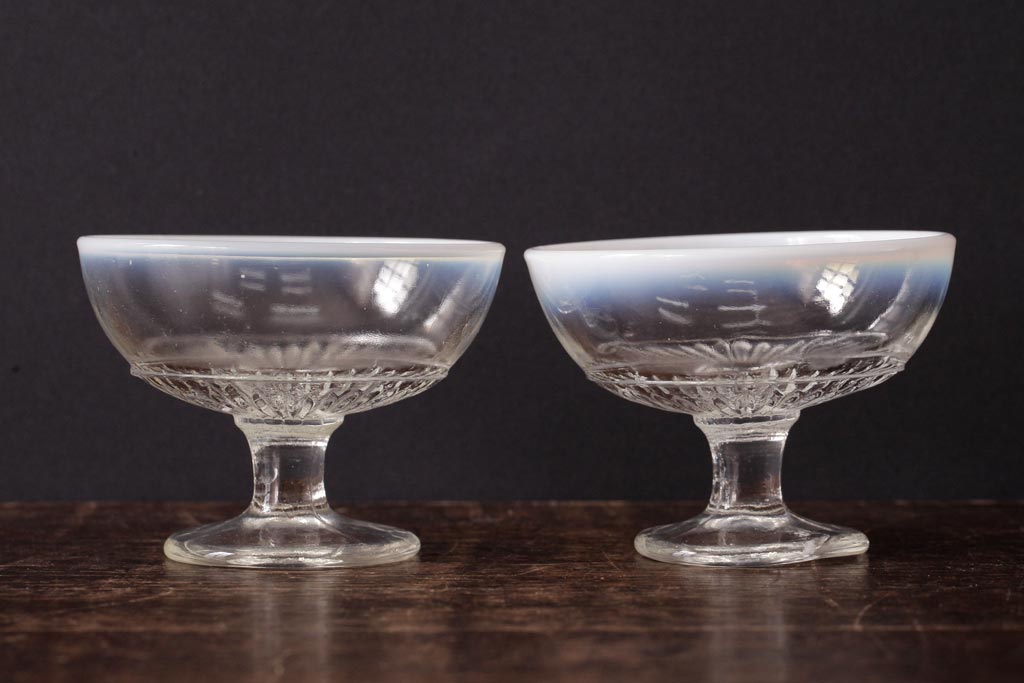 レトロ雑貨　昭和レトロ　コレクションにもぴったりなプレスガラスの乳白暈し氷コップ2個セット(プレスガラス)(R-036836)