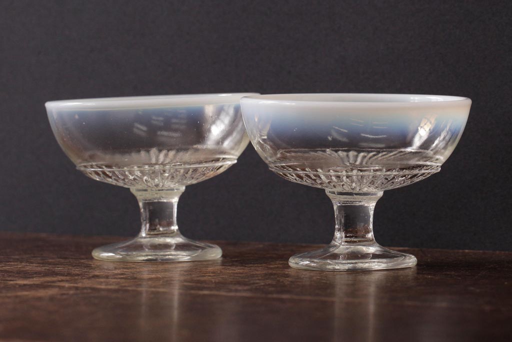 レトロ雑貨　昭和レトロ　コレクションにもぴったりなプレスガラスの乳白暈し氷コップ2個セット(プレスガラス)(R-036836)