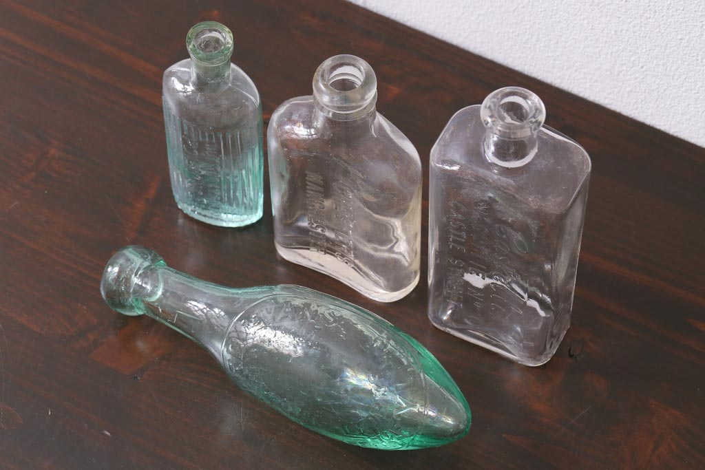 アンティーク雑貨　イギリスビンテージ　おしゃれなディスプレイに活躍するボトル4個セット(ガラスビン、瓶)(R-036848)
