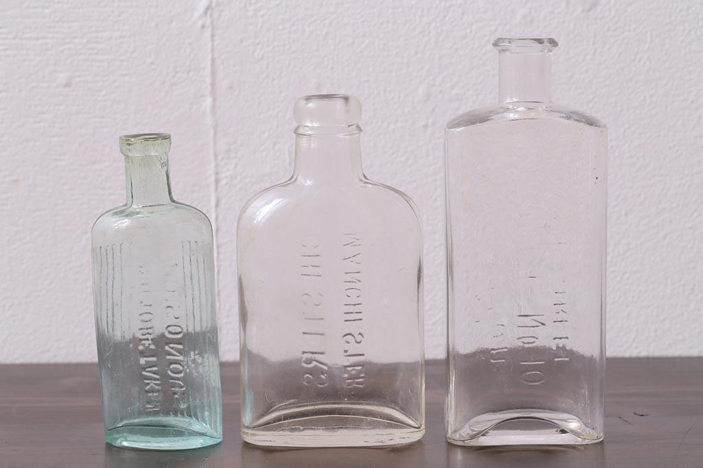 アンティーク雑貨　イギリスビンテージ　おしゃれなディスプレイに活躍するボトル4個セット(ガラスビン、瓶)(R-036848)