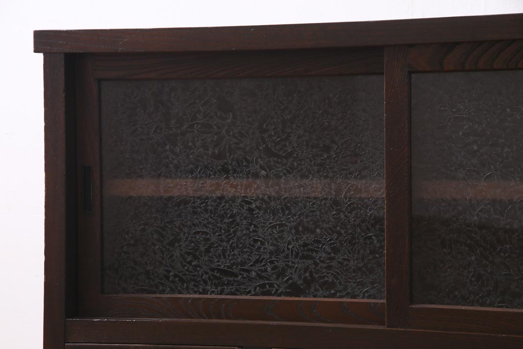 アンティーク家具　和製アンティーク　前面ケヤキ材　結霜ガラス入りのレトロな戸棚(サイドボード、キャビネット、収納棚)