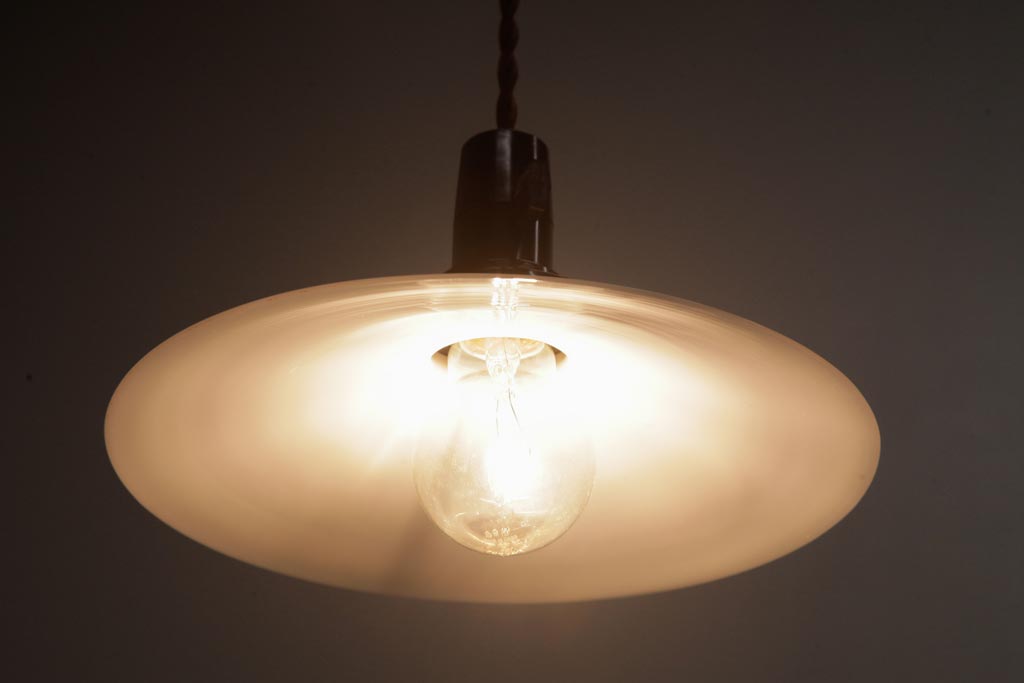 昭和レトロ照明　戦前　昔懐かしい平笠シェードのペンダントライト(吊り下げ照明、天井照明)(R-036857)