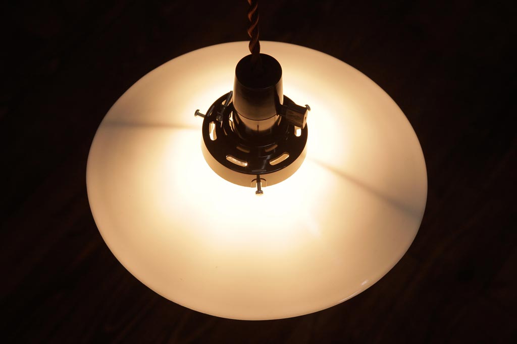 昭和レトロ照明　戦前　昔懐かしい平笠シェードのペンダントライト(吊り下げ照明、天井照明)(R-036858)
