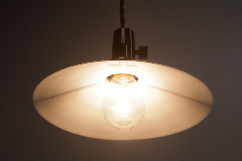昭和レトロ照明　戦前　昔懐かしい平笠シェードのペンダントライト(吊り下げ照明、天井照明)(R-036858)