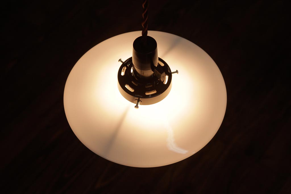 昭和レトロ照明　戦前　昔懐かしい平笠シェードのペンダントライト(吊り下げ照明、天井照明)(R-036859)