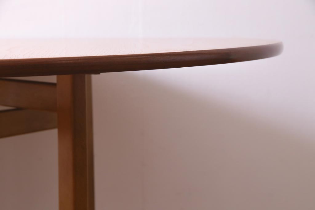 ヴィンテージ家具　北欧ビンテージ　チーク材　スタイリッシュなデザインが目を惹くバタフライテーブル(エクステンションテーブル、ラウンドテーブル)