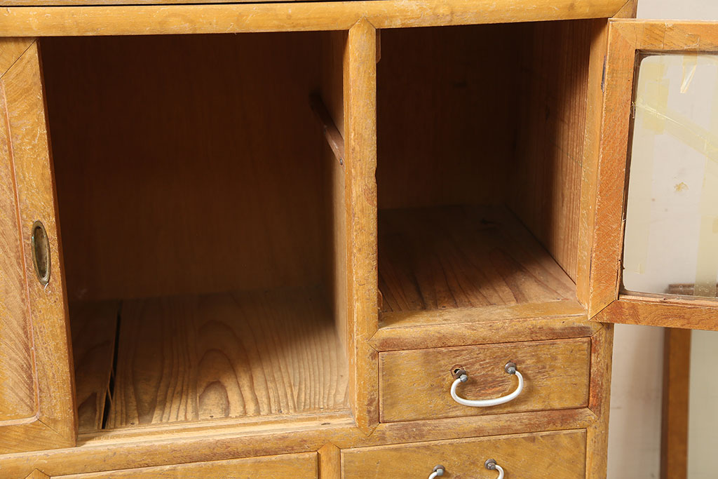 レトロ家具　昭和中期　レトロガラスがおしゃれな食器棚(キャビネット、収納棚)(R-036883)