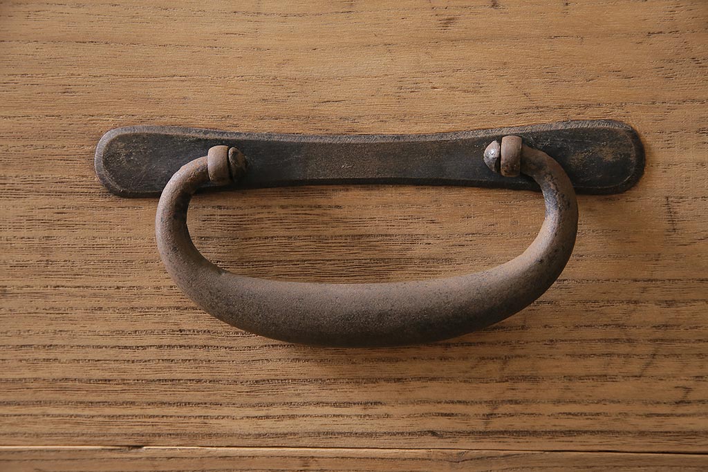 アンティーク家具 ストリップド(剥離) 総桐材 大きな金具が目を