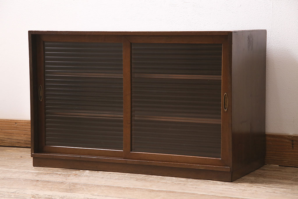 レトロ家具　味のある木色とモールガラスが魅力の戸棚(収納棚、ガラス戸棚)(R-036925)