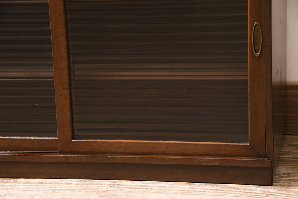 レトロ家具　味のある木色とモールガラスが魅力の戸棚(収納棚、ガラス戸棚)(R-036925)