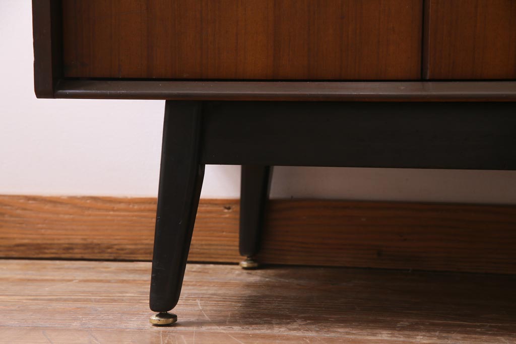 ヴィンテージ家具　北欧ビンテージ　G-PLAN　BBシリーズ　引き手がおしゃれな雰囲気を高めるサイドボード(リビングボード、収納棚)(R-036938)