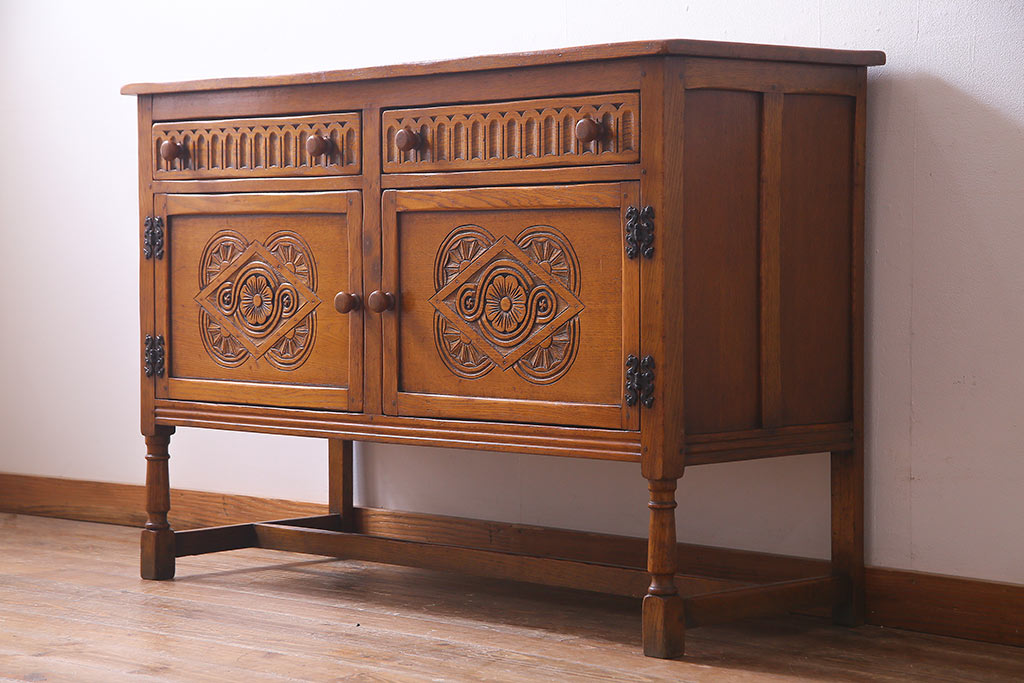 ビンテージ家具　フランスヴィンテージ　オーク材　緻密なレリーフが魅力的なサイドボード(収納棚)(R-036967)