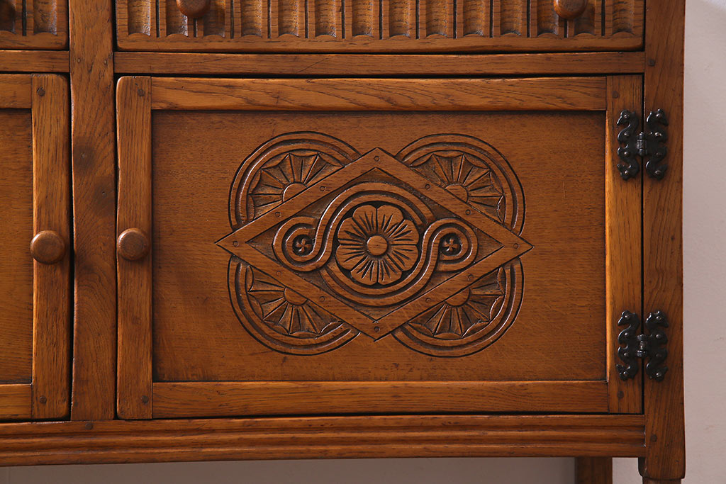 ビンテージ家具　フランスヴィンテージ　オーク材　緻密なレリーフが魅力的なサイドボード(収納棚)(R-036967)