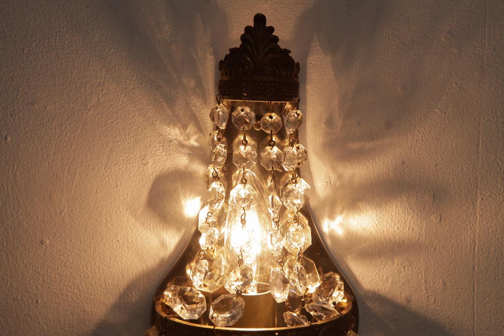 ビンテージ照明　フランスヴィンテージ　真鍮製　エンパイア様式　ガラスドロップが素敵な小振りのウォールランプ(壁掛け照明)(R-036979)