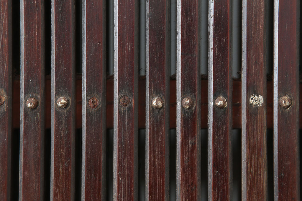アンティーク建具　明治期　ヒノキ材　縁起物　巾着金具が存在感を放つ蔵戸(玄関戸、建具、引き戸)(R-037038)