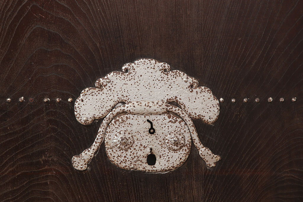 アンティーク建具　明治期　ヒノキ材　縁起物　巾着金具が存在感を放つ蔵戸(玄関戸、建具、引き戸)(R-037038)